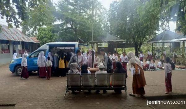 Kunjungi SDIT An-Nahl, Mobil Perpustakaan Keliling Lima Puluh Kota Dikerumuni Siswa